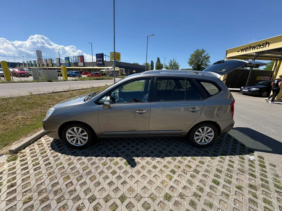Kia Carens 2011 photo 2