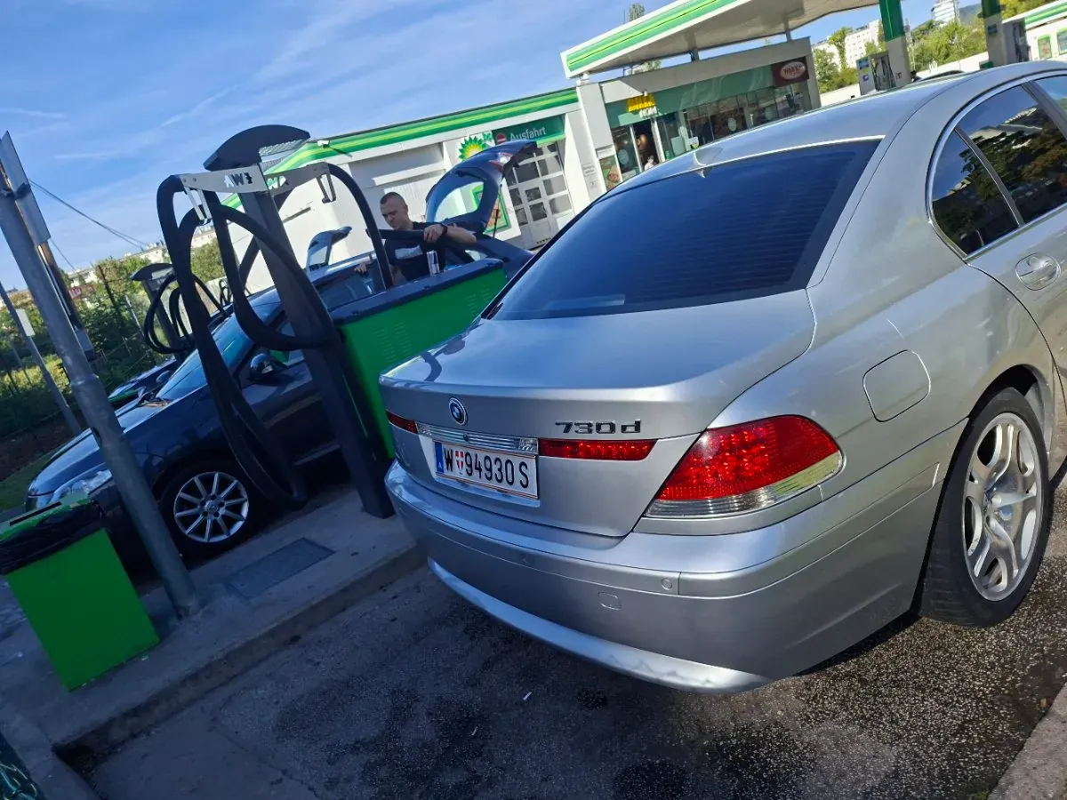BMW 7 Series 2002 photo 2