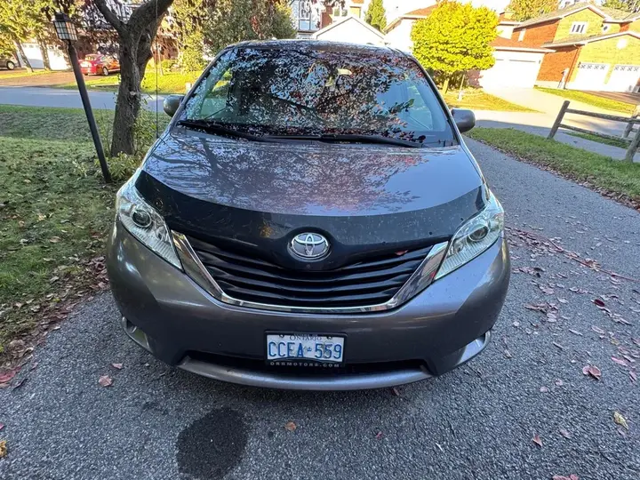 Toyota Sienna 2013 photo 3