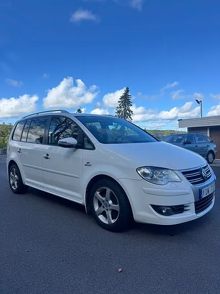 Volkswagen Touran 2010 photo 2
