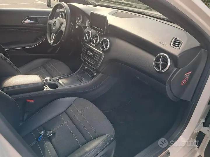 Mercedes-Benz A 200D 2015 photo 3