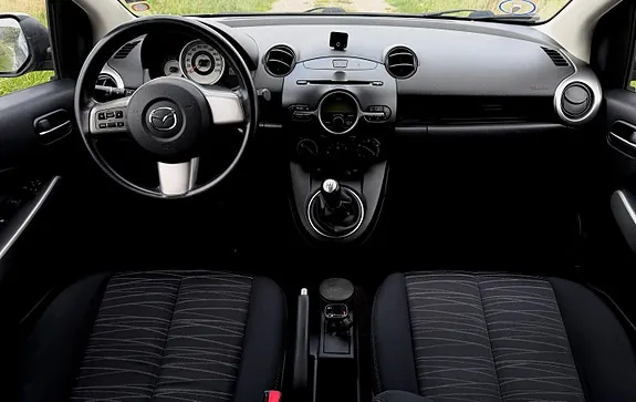 Mazda 2 2010 photo 5