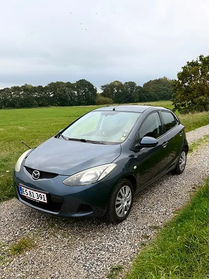 Mazda 2 2010 photo 2