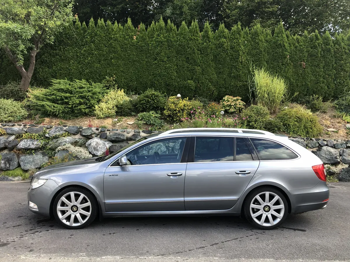 Skoda Superb 2013 photo 2