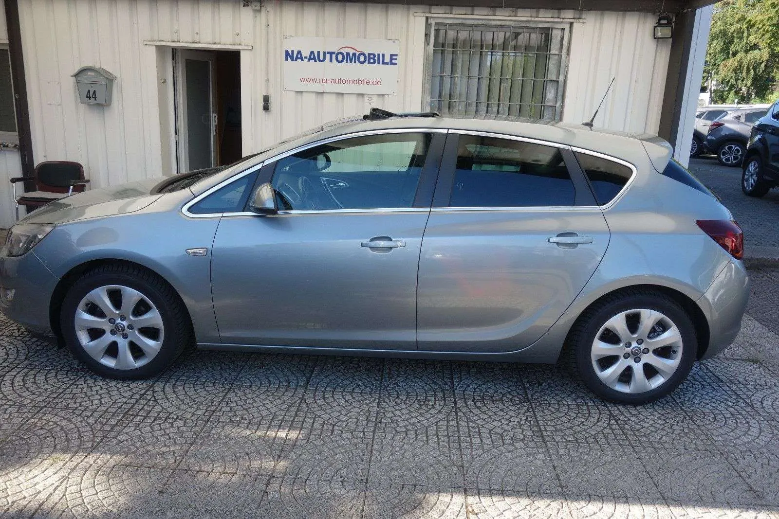 Opel Astra 2011 photo 2