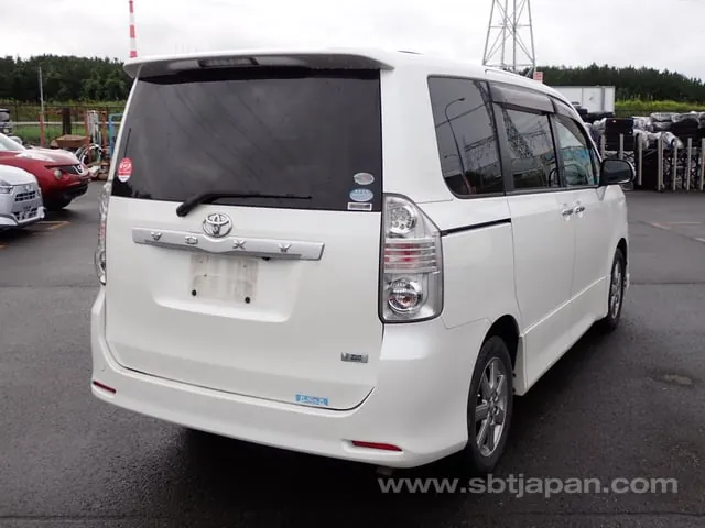 Toyota Voxy 2009 photo 4