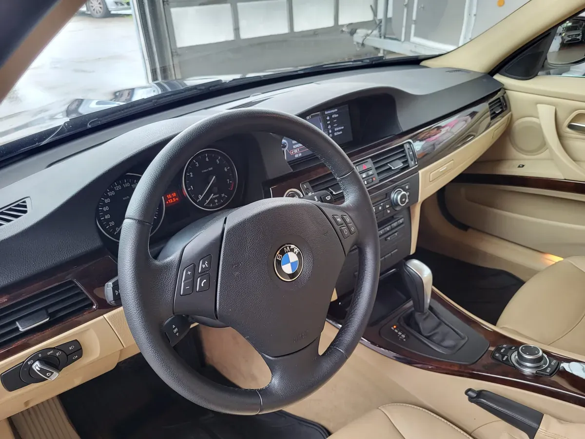 BMW 3 Series 2010 photo 3
