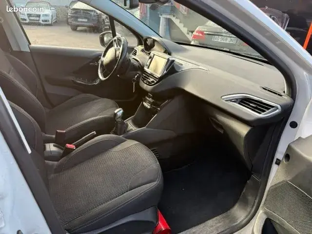 Peugeot 208 2017 photo 3