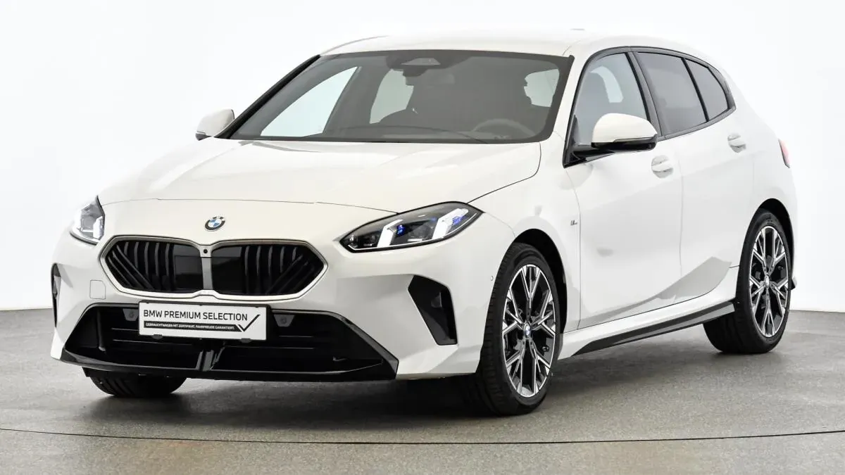 BMW 1 Series 2025 photo 2