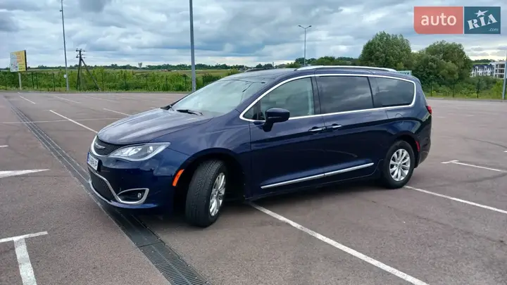 Chrysler Pacifica 2018 photo 2
