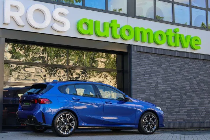 BMW 1 Series 2025 photo 2