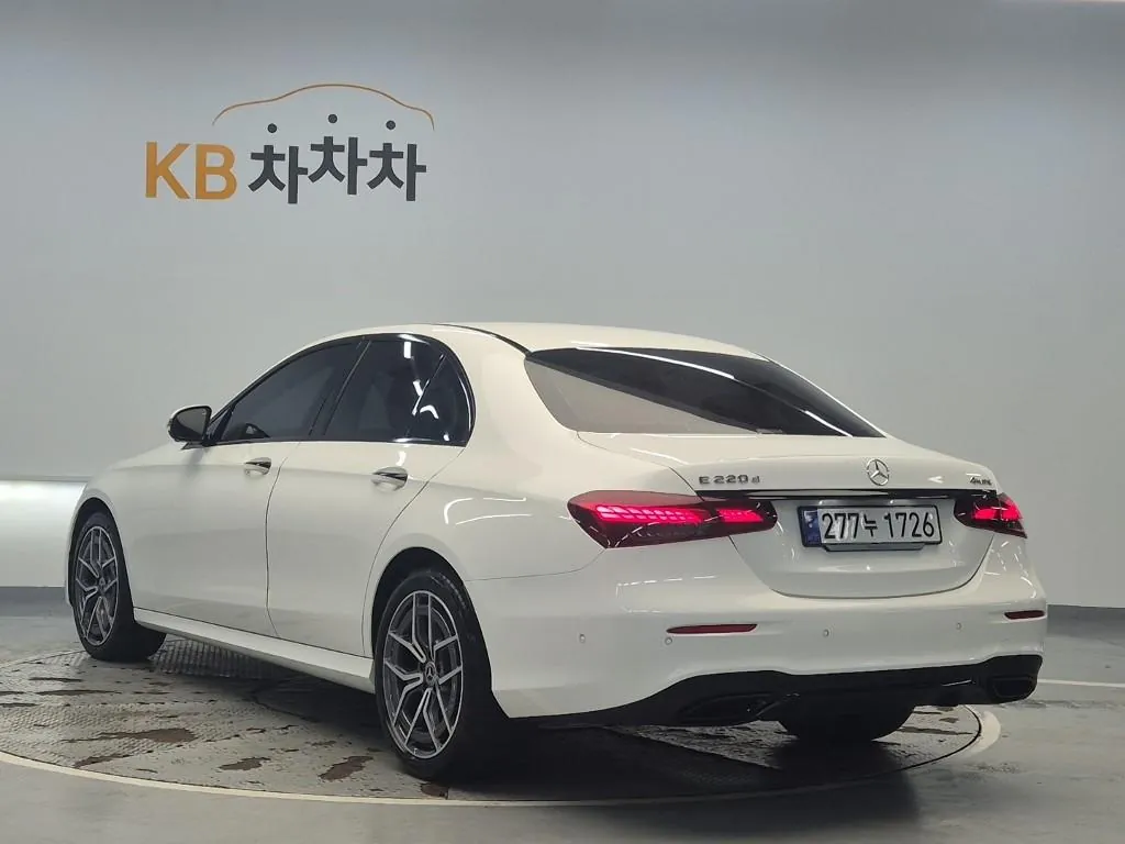 Mercedes-Benz E-Class 2023 photo 2