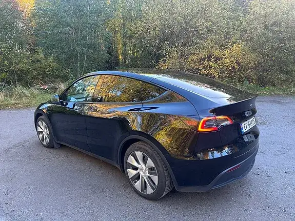 Tesla Model Y 2023 photo 2
