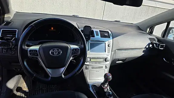 Toyota Avensis 2015 photo 5