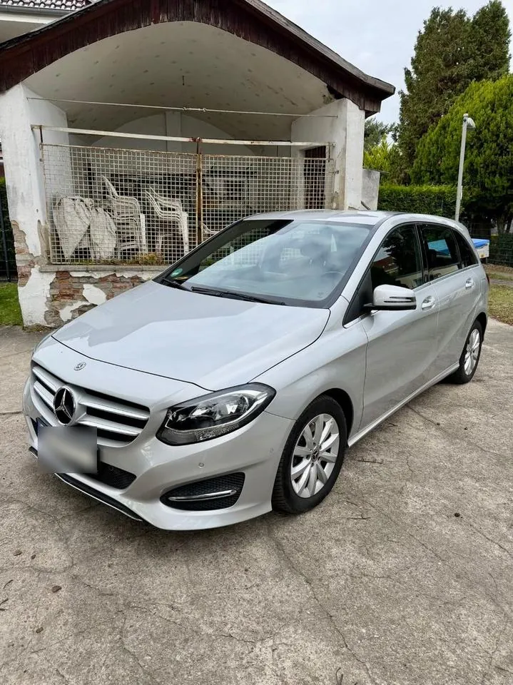 Mercedes-Benz B 180