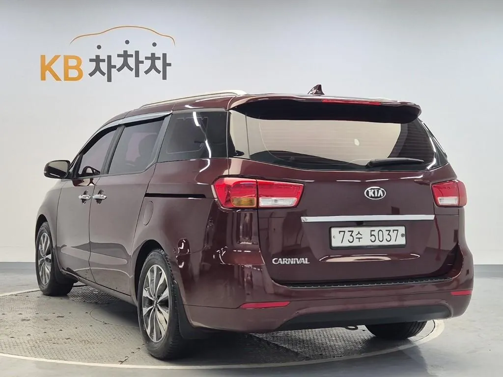 Kia Carnival 2015 photo 2