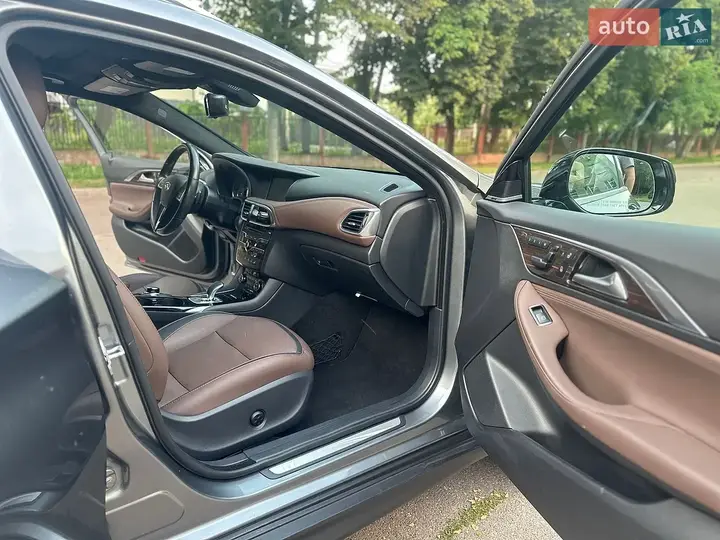 Infiniti Qx30 2017 photo 2