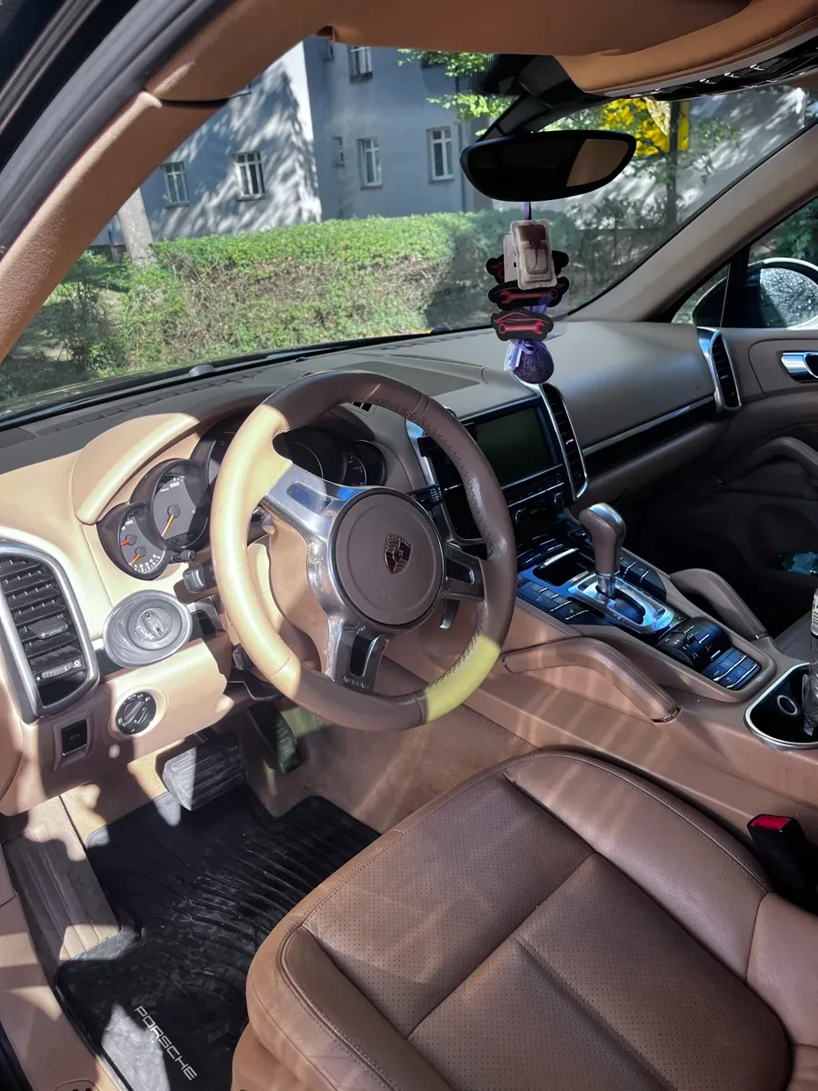 Porsche Cayenne 2012 photo 2