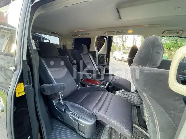 Toyota Vellfire 2010 photo 4