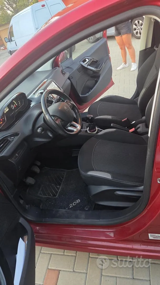 Peugeot 208 2015 photo 3