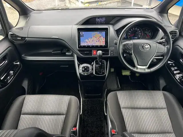 Toyota Voxy 2020 photo 2