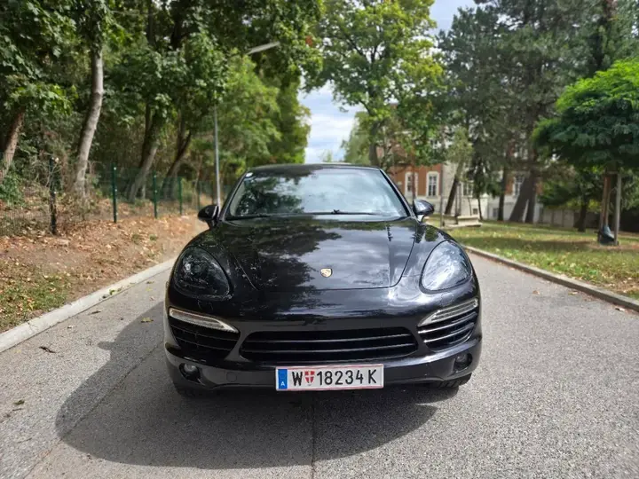 Porsche Cayenne 2011 photo 2