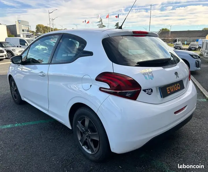 Peugeot 208 2016 photo 2