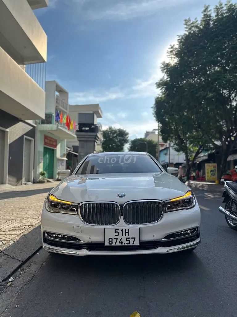 BMW 7 Series 2018 photo 2