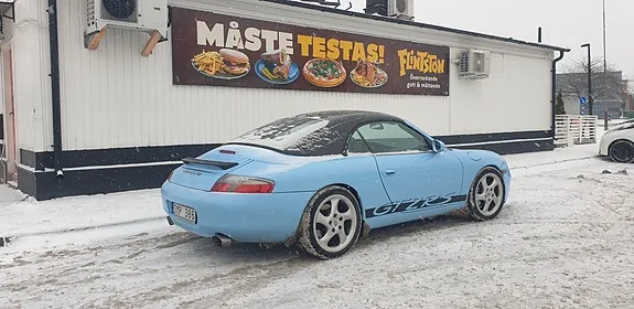 Porsche 911 Carrera 4 2001 photo 2