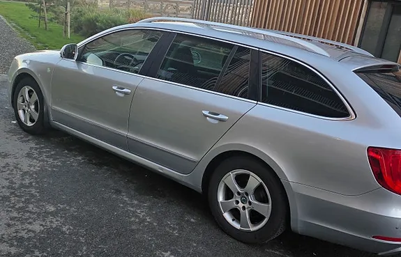 Skoda Superb 2012 photo 3