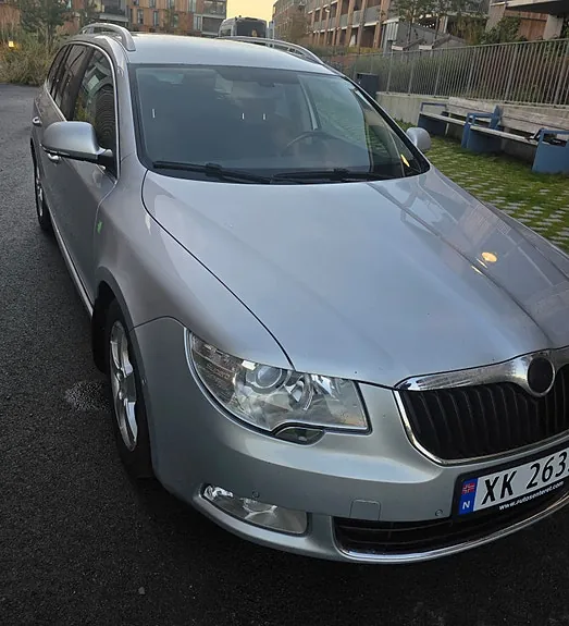 Skoda Superb 2012 photo 2