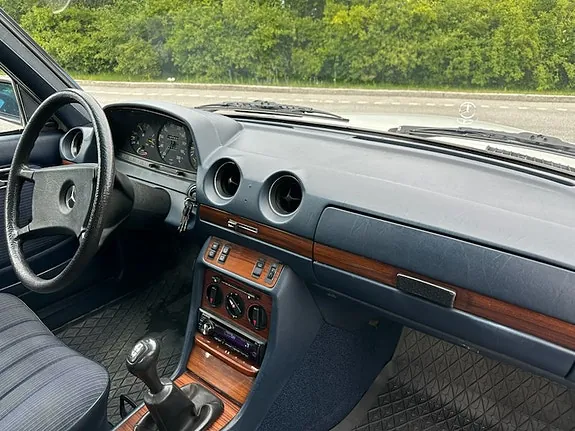 Mercedes-Benz 200 1985 photo 5