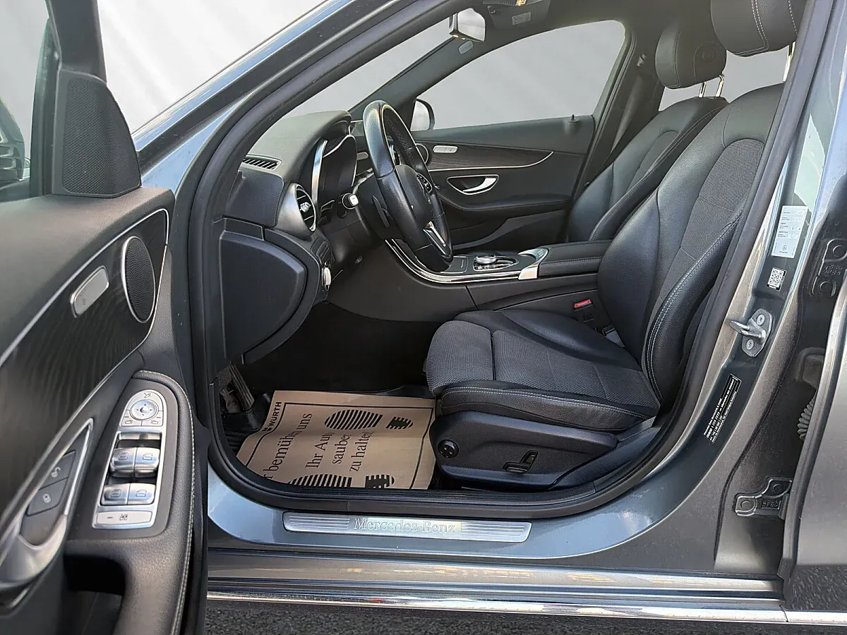 Mercedes-Benz C-Class 2019 photo 2