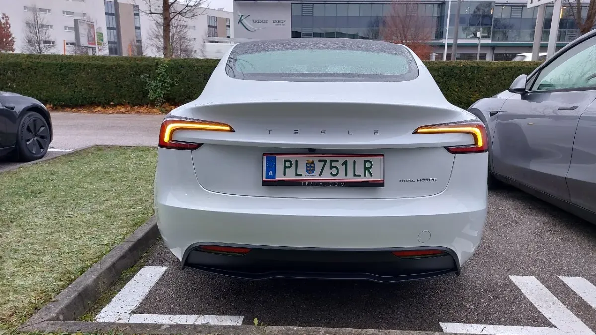Tesla Model 3 2023 photo 2