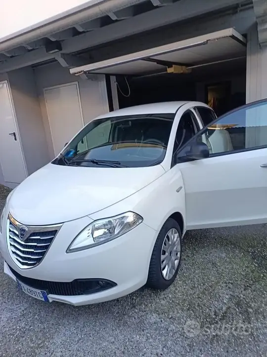 Lancia Ypsilon 2015 photo 2