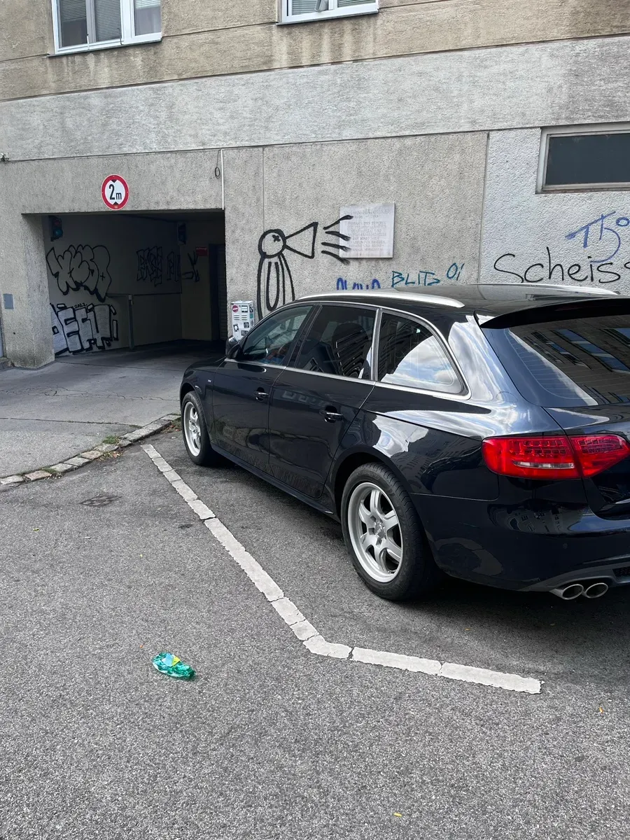 Audi A4 2011 photo 2