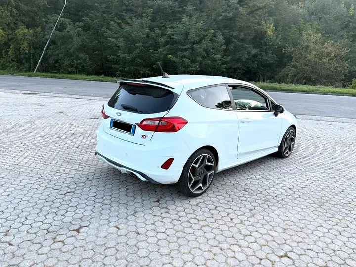Ford Fiesta 2018 photo 2