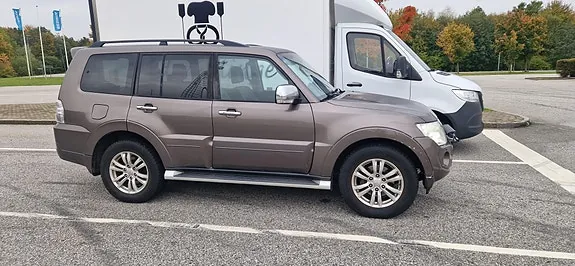 Mitsubishi Pajero 2012 photo 2