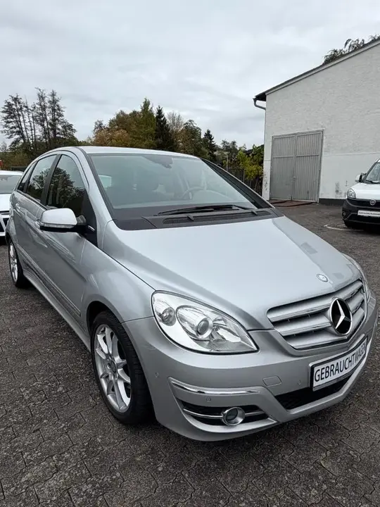 Mercedes-Benz B 180
