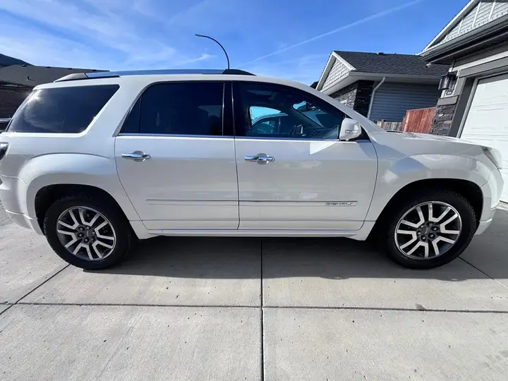 GMC Acadia 2013 photo 2