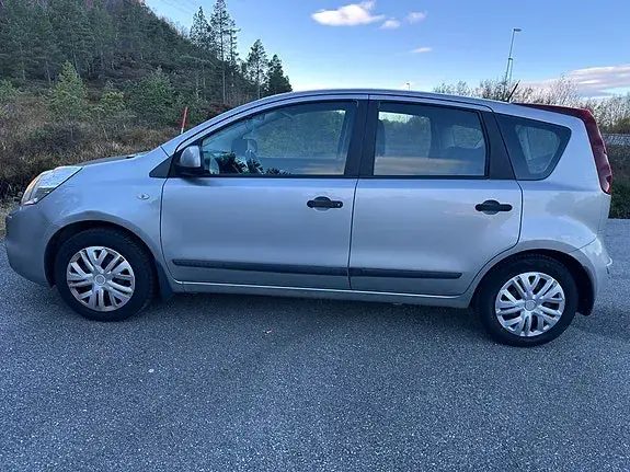 Nissan Note 2010 photo 4
