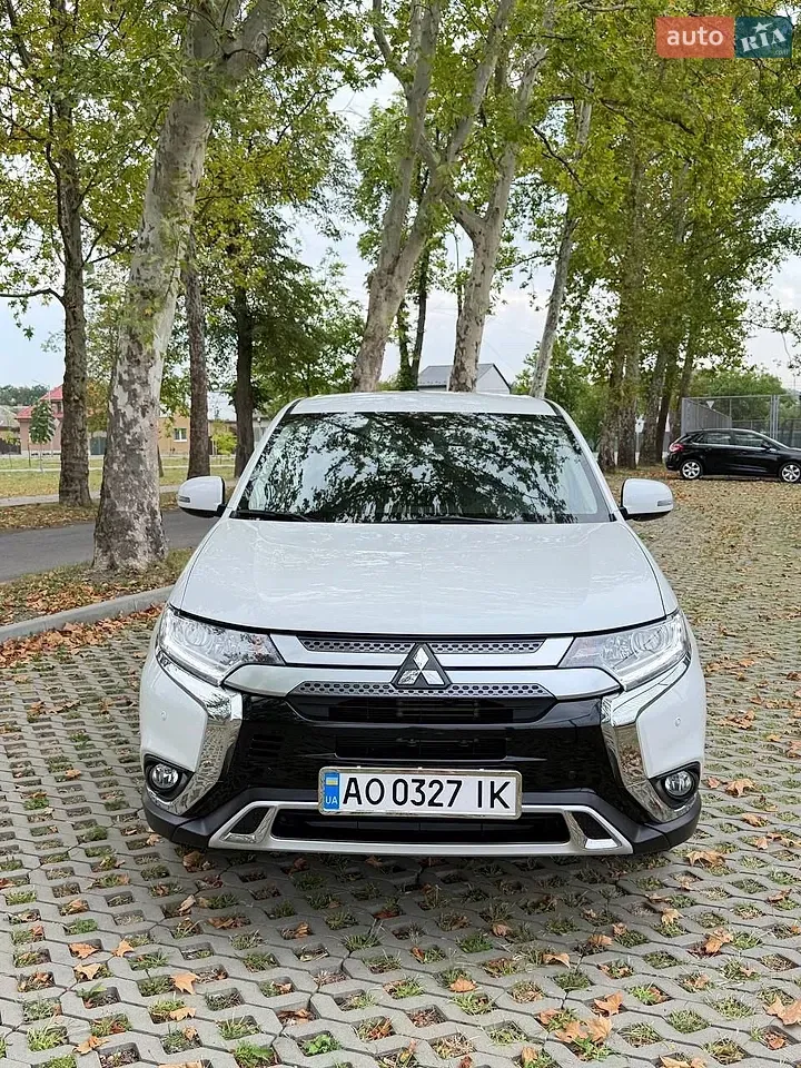 Mitsubishi Outlander 2021 photo 2