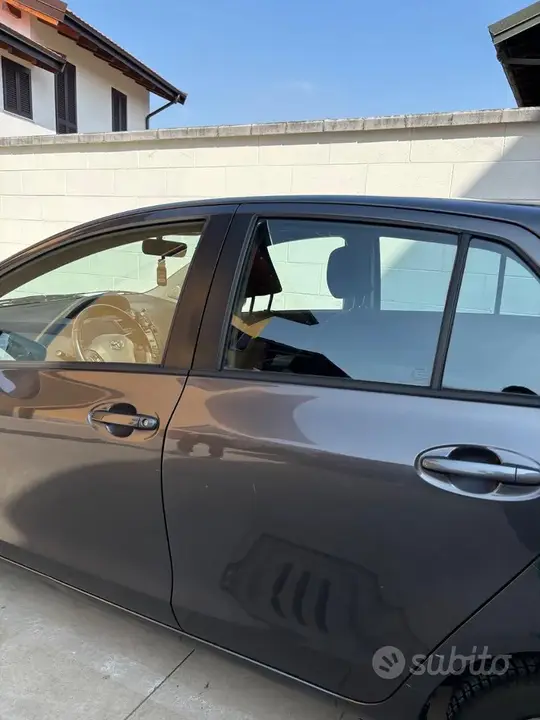 Toyota Yaris 2009 photo 2