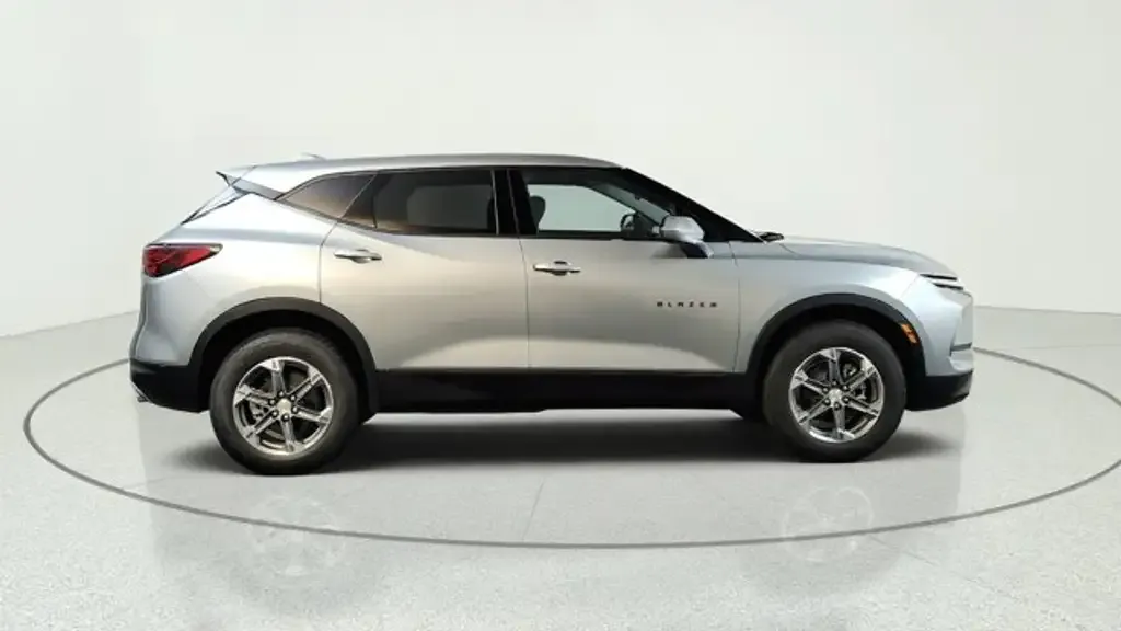 Chevrolet Blazer 2026 photo 2