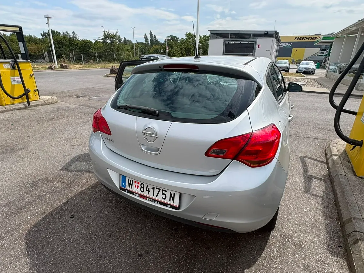 Opel Astra 2010 photo 3