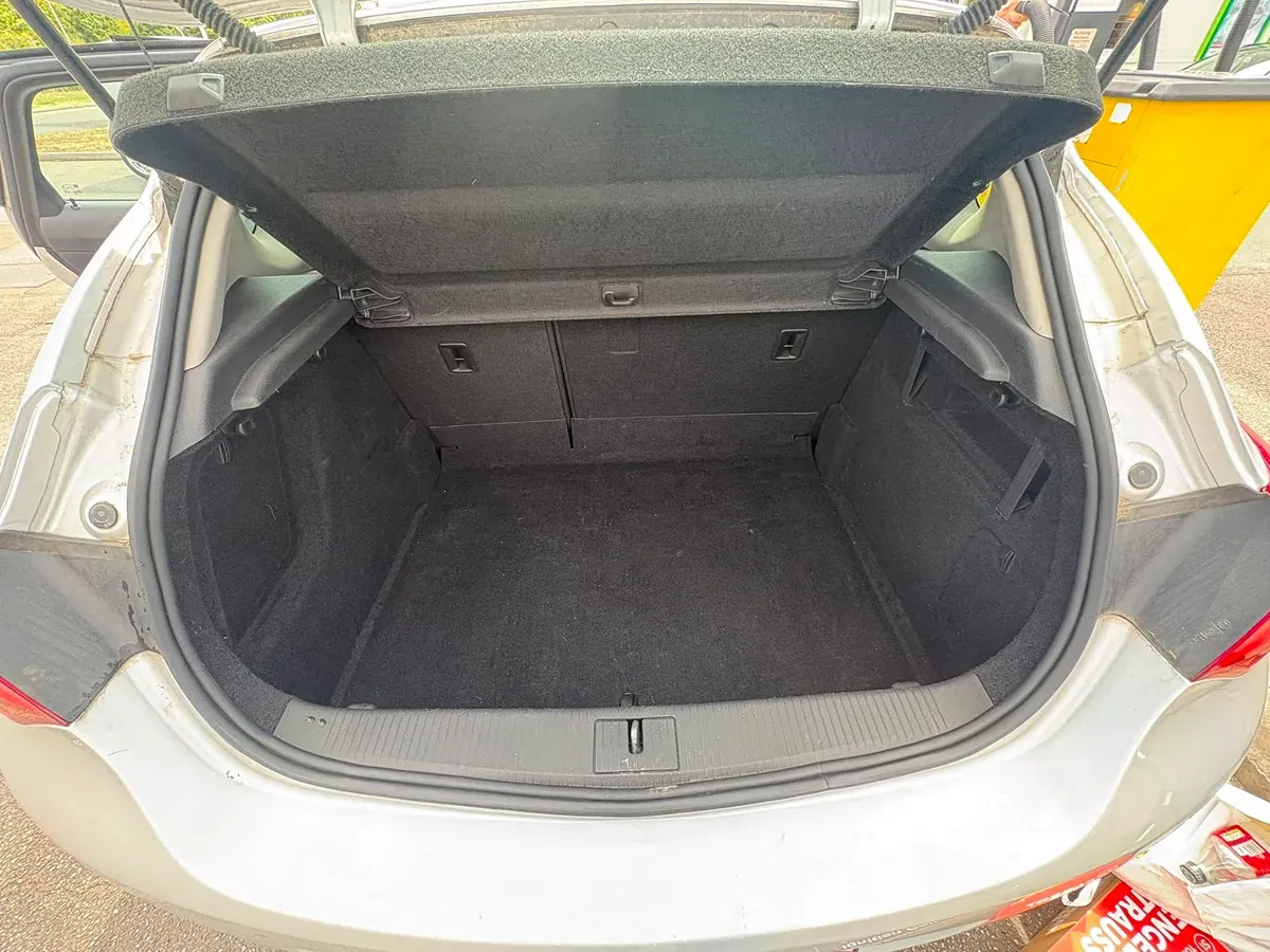 Opel Astra 2010 photo 2