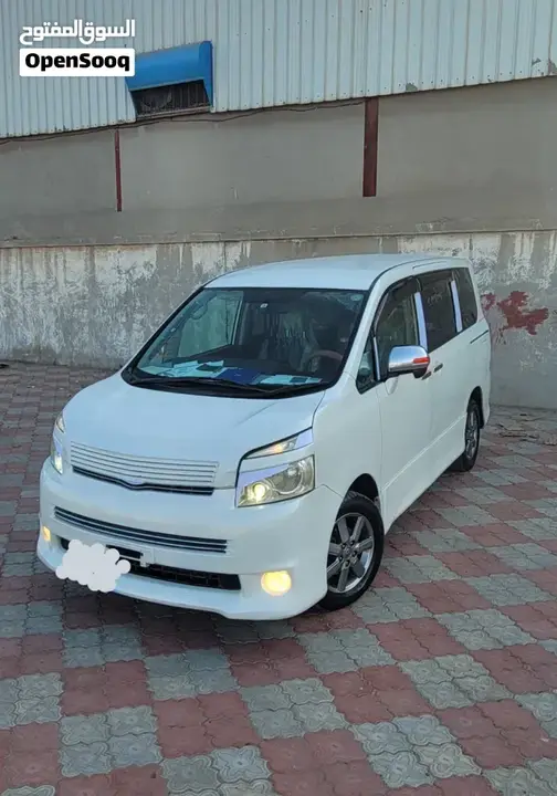 Toyota Voxy 2010 photo 2