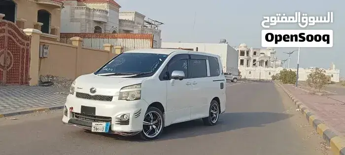 Toyota Voxy 2010 photo 5