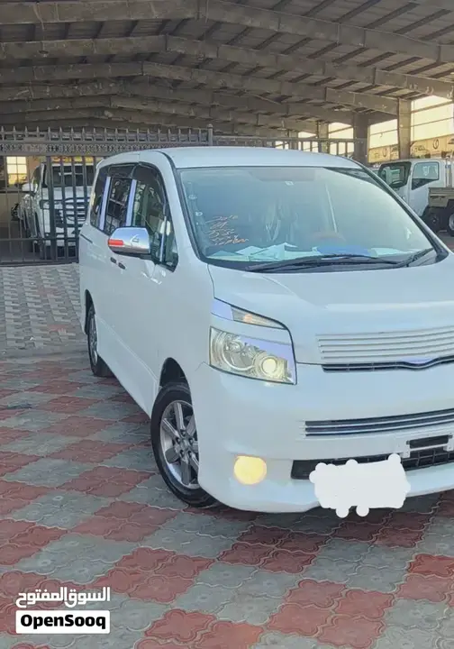 Toyota Voxy 2010 photo 3