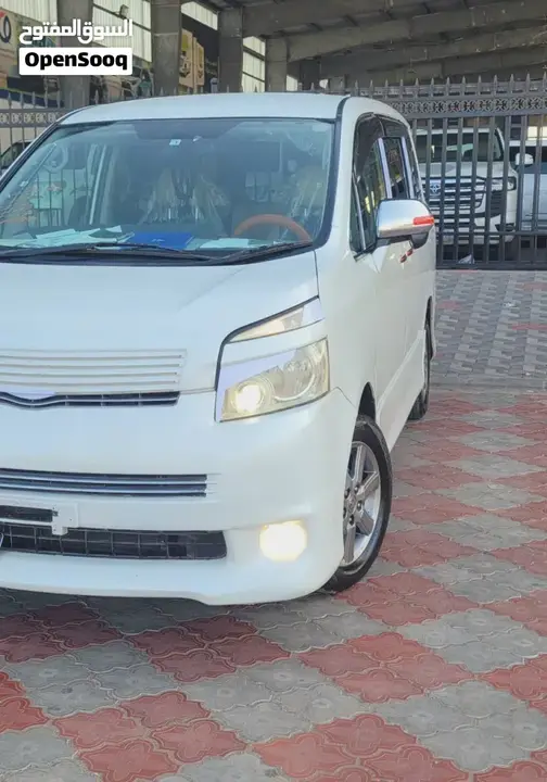 Toyota Voxy 2010 photo 4